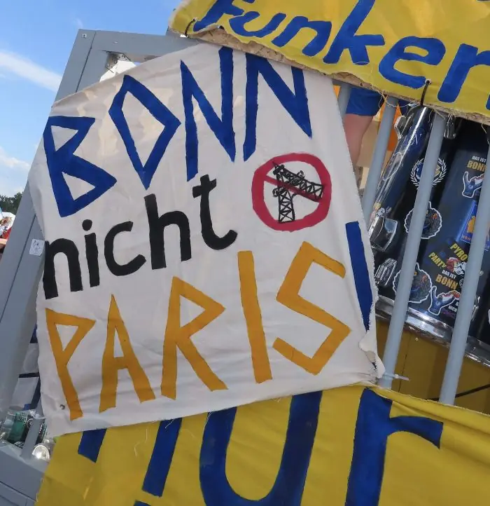 Das-ist-Bonn-Nicht-Paris-Plakat am Fanwagen