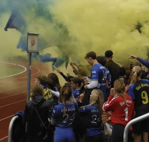 Bonner Fanblock am Anfeuern beim NRWM-Turnier