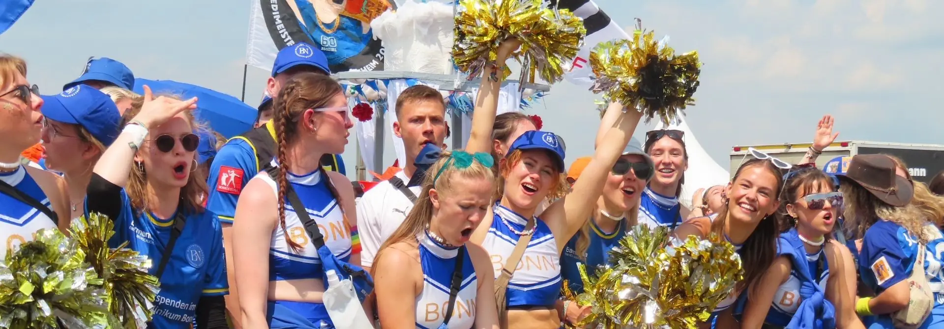 Bonner CheerleaderInnen am Anfeuern